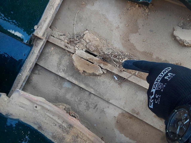 防水シートに亀裂を発見